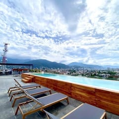 A Serene Haven, Private Terrace, Hot Tub, SmartTVs