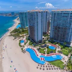 Grand Venetian Oceanview Condo steps to beach