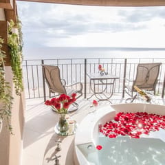 Grand Venetian Oceanview Spa Tub, Pools, Gym. Best location in town!