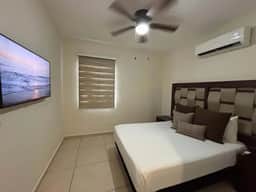Family Getaway: Relaxing Pool & Convenient Parking - Image 3