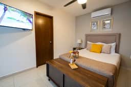 Cheerful Condo, Mountainview Roof and Lounge - Image 3