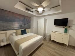 Grand Venetian Oceanview Condo steps to beach - Image 3