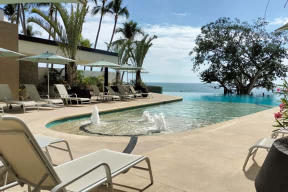 Breathtaking Beach Front Condo, Moutain View Apt - Image 1