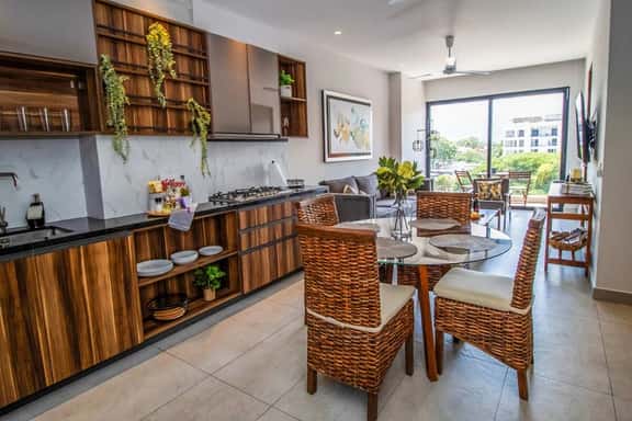 Mountainview Balcony, Near Dining & Beach - Image 1