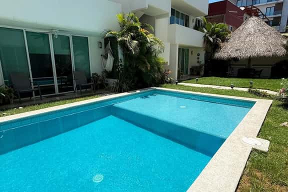 3rd Floor Escape | Pool, Cafés & Foodie Spots - Image 1