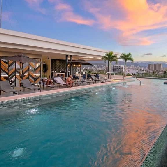 Penthouse Rooftop Condo, Pool, BBQ, Amazing Views! - Image 1