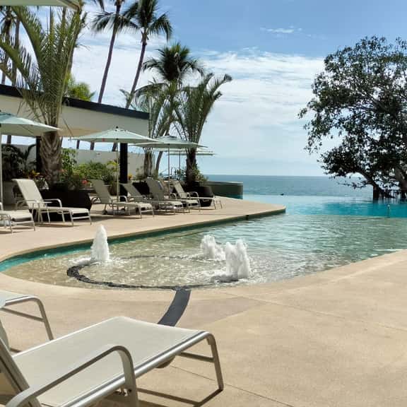 Breathtaking Beach Front Condo, Moutain View Apt - Image 1