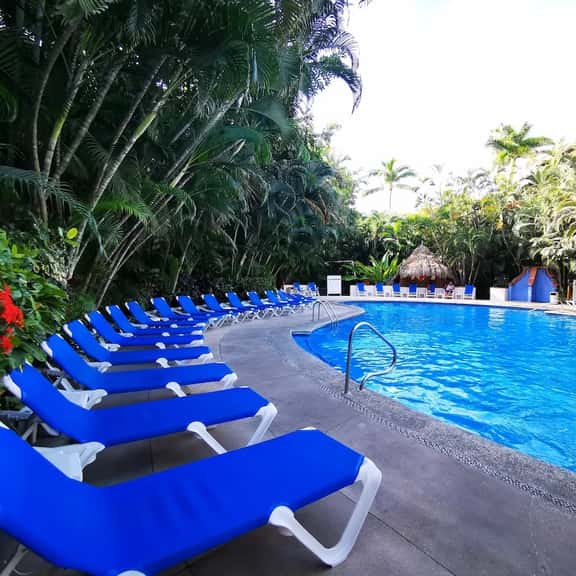 Tropical Lush Gardens, Great Pools & Location - Image 1