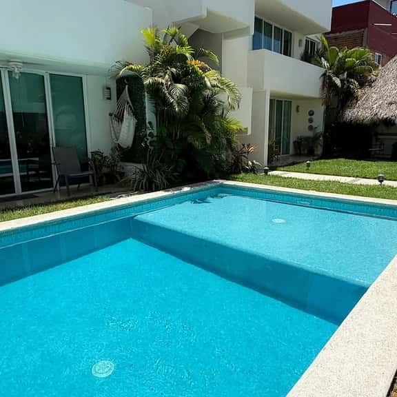 3rd Floor Escape | Pool, Cafés & Foodie Spots - Image 1