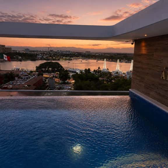 Stay Near the Beach & Everything You Need - Imagen 1