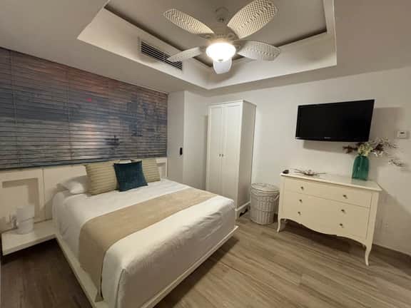 Grand Venetian Oceanview Condo steps to beach - Image 3