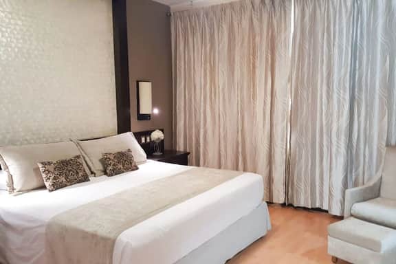 Modern Romantic Poolside Stay, Beach 10min Drive - Image 2