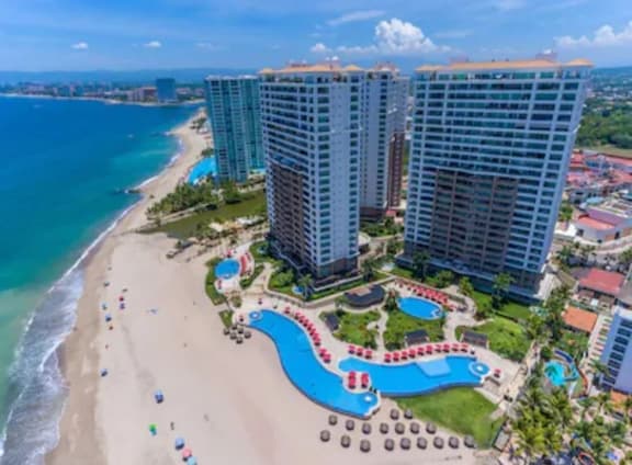 Grand Venetian Oceanview Condo steps to beach - Image 1
